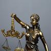 Socha Lady Justice Klasická socha Themis Váhy spravedlnosti Pryskyřičná ozdoba Perfektní pro advokátní kancelář Domácí studijní stůl Dekor