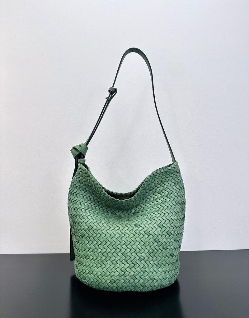 First layer vegetable tanned cowhide hand-woven bucket bag, high-end niche design, genuine leather single shoulder crossbody commuter bag for women