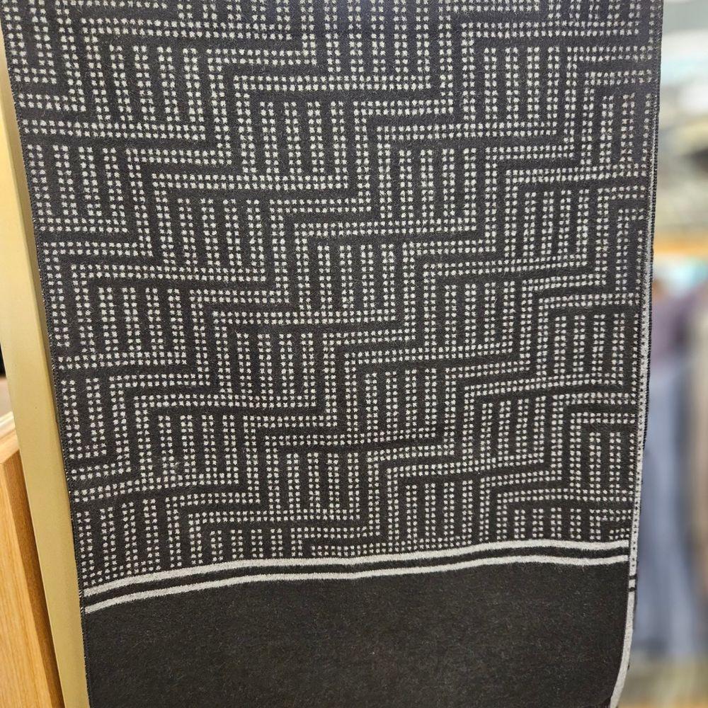 Renoma Soft and Warm Herringbone Point Muffler FNFTM5102-BK-RD-GY