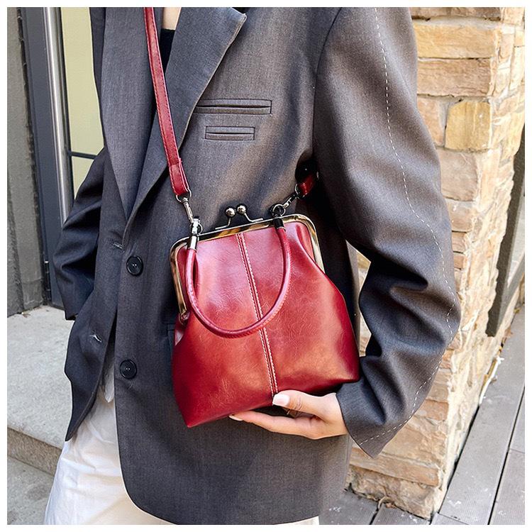 Vintage-Style British Handbag 2025: Women's Single Shoulder Crossbody Bag for Parties and Commute
