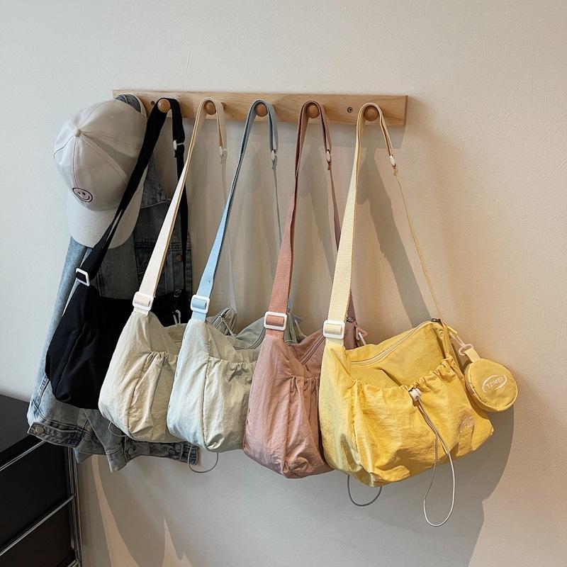 A Fashionable Summer Casual Stylish Simple and Large-capacity Single-shoulder Bag with A Simple Texture