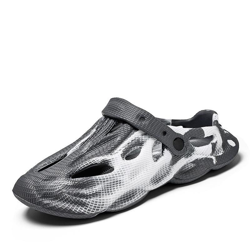 In the Summer of 2025, the New Coconut Hole Shoes for Men To Wear Outside, Stepping On Shit, Sandals, Bag Head, Traceability, Beach Slippers.