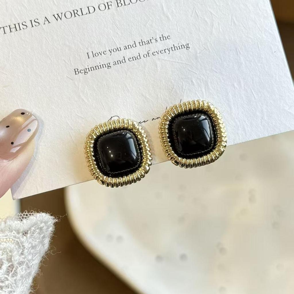 Melanoid 2025 Retro Light Luxury Earrings: Autumn/Winter High-End Temperament Jewelry for Women