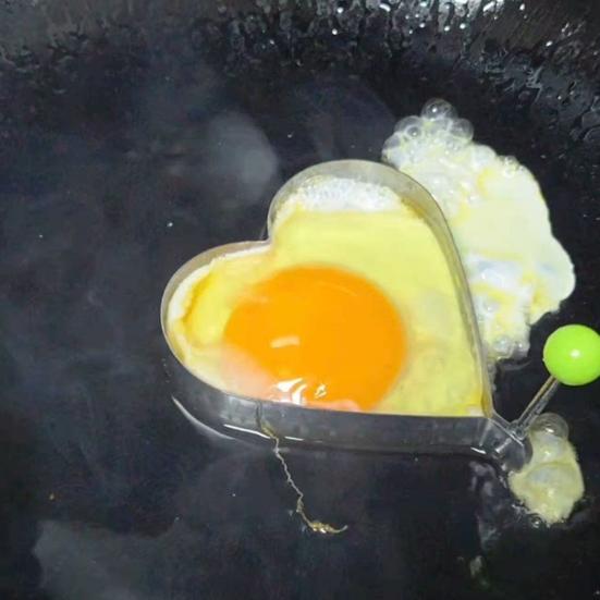Egg Shell Opener with Heart Egg Ring Handheld Kitchen Egg Tool Egg Shell Cutter for Hard Boiled Eggs Easy Cracking Peeling