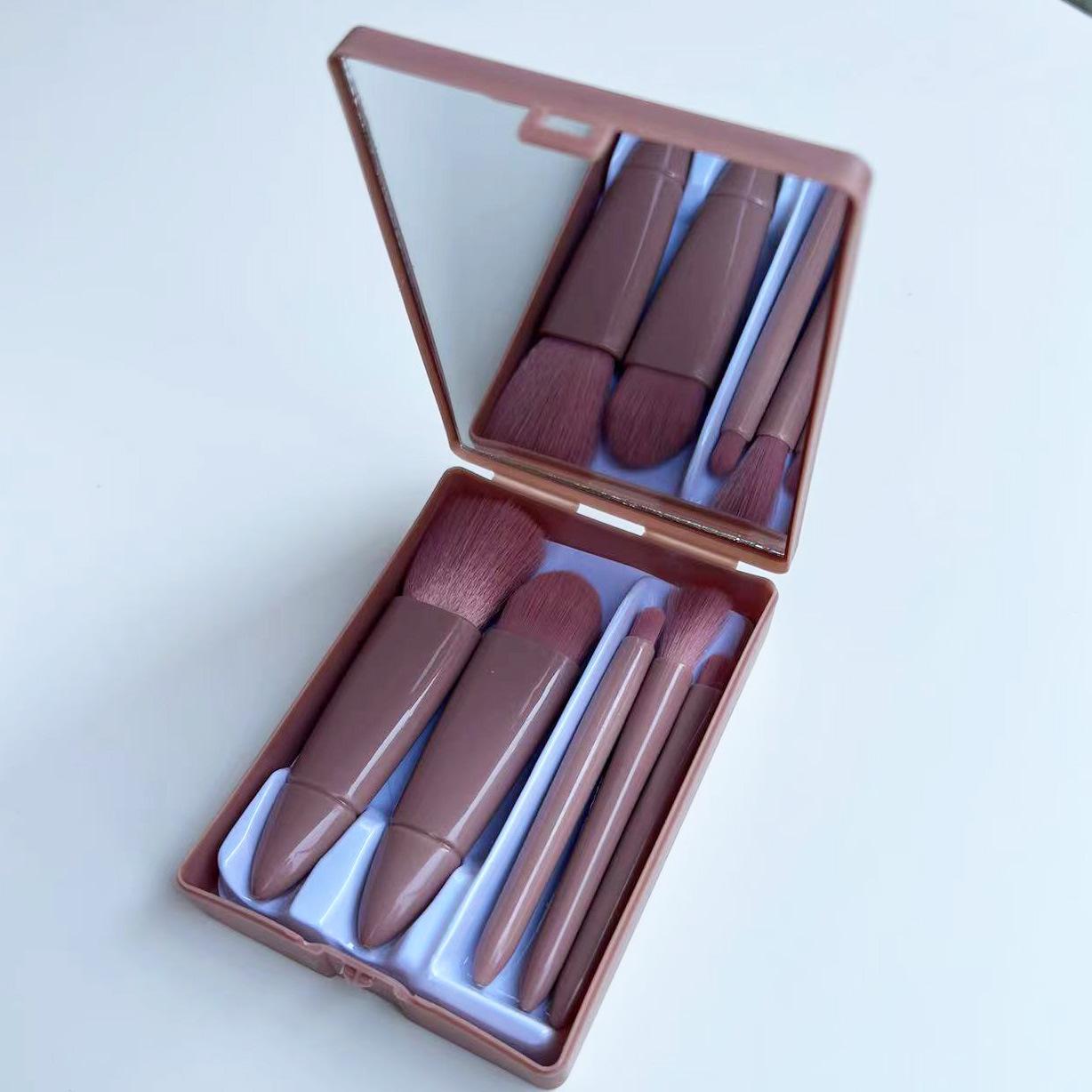 

Портативный набор из 5 кистей для макияжа с зеркалом: Включает кисти для теней, рассыпчатой пудры, румян и консилера