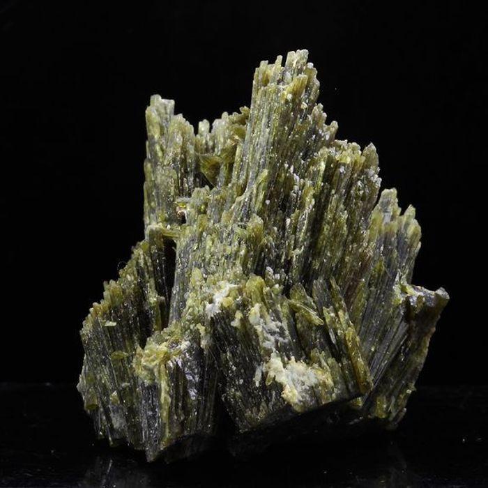 Pierres et Minéraux. Epidote. 189.0 ct. Chamrousse, Belledonne, Isère, France..