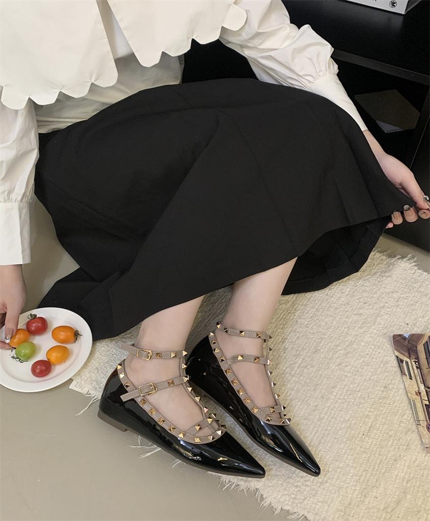 Internet Celebrities Rivet Pointed Flat Shoes Women 2025 Spring and Autumn New V Home Patent Leather Shallow Mouth Roman Single Shoes Women Scoop