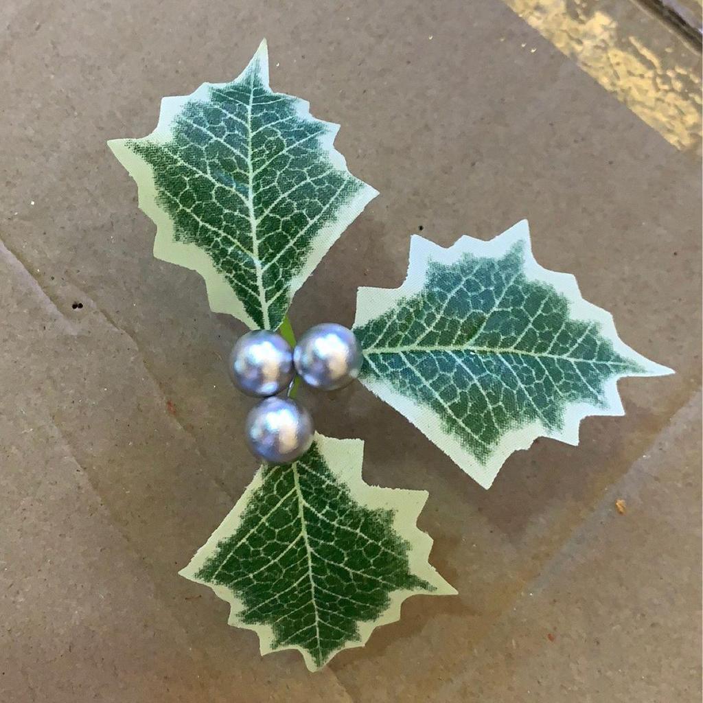 Holiday Leaves and Red Berries Christmas Tree Ornaments - Festive Vine Accessories