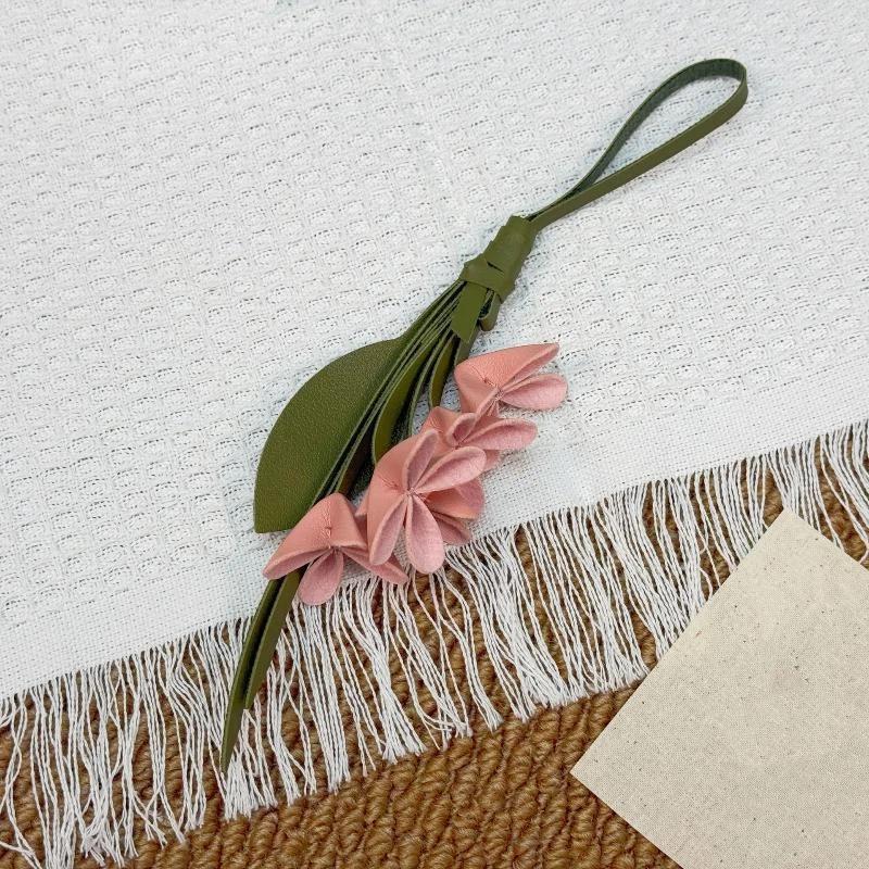 1Pcs Leather Keychain Multi-Color Hanger Flower Pu Leather Pendant Handmade Car Keyring Creative Cartoon Bag Ornament