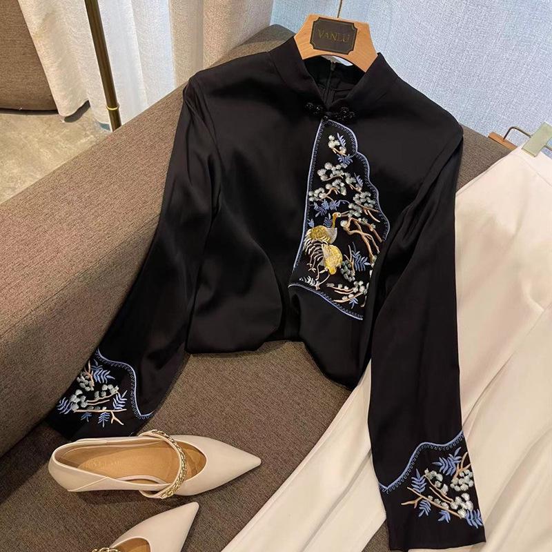 Damen Seiden Hanfu Bluse, Glockenärmel mit Stickerei, Stehkragen mit Froschverschluss, Wolkenkranich-Design - Elegante Frühherbstbekleidung