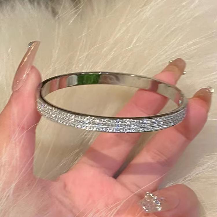 Golden Womens Bracelet Titanium Jewelry 18K Gold-plated Waterproof Rust Proof Non Color Changing Mens and Womens Couple Jewelry