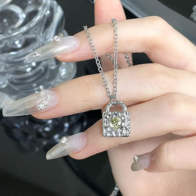 Нишевый Дизайн Холодный Ветер Высокое Чувство Французский Неправильная Плиссировка Замок Голова Ожерелье Желтый Циркон Цепочка на Ключицу