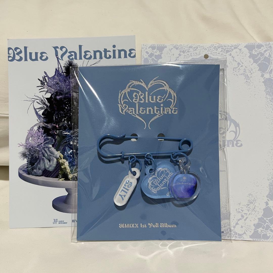

[USED] NMIXX Blue Valentine Pin Brooch Lily
