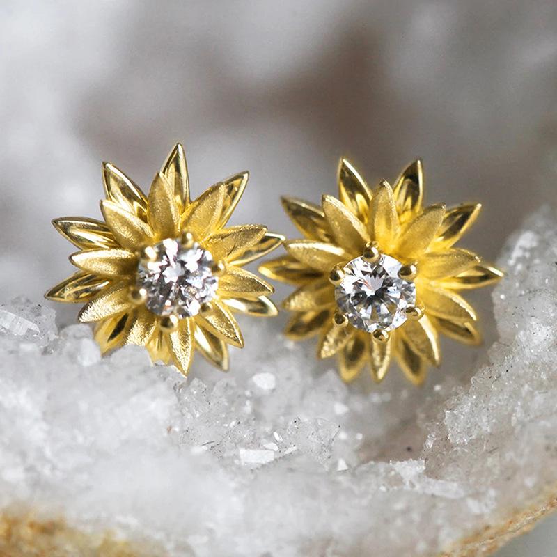 1 Pair of 18K Silver-plated, Inlaid with Synthetic Zircon, Fashionable, Niche, Exquisite Flower Stud Earrings