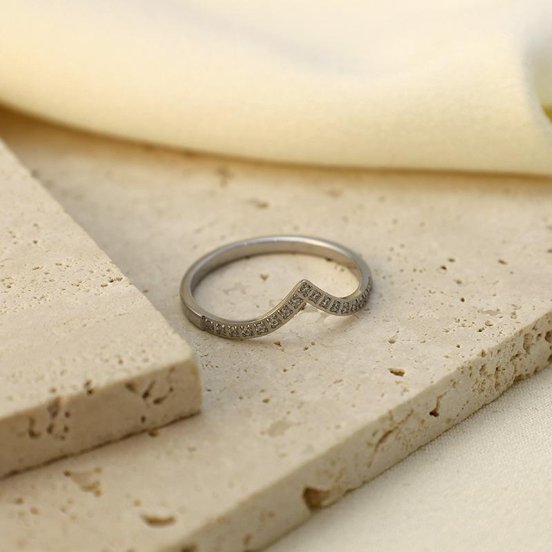 Personalized Popular Fashion Accessories 316 Material Stainless Steel V-Shaped Zircon Ring Gold Ring Jewelry Girl