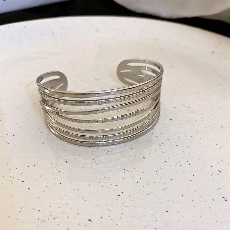European-American Geometric Metallic Open Bangle: Simple, Versatile, Niche Design Bracelet