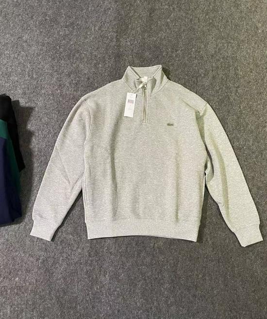 Modischer Herren- und Damen-Halbzip-Baumwoll-Hoodie mit Krokodil-Logo und gestickten Details.