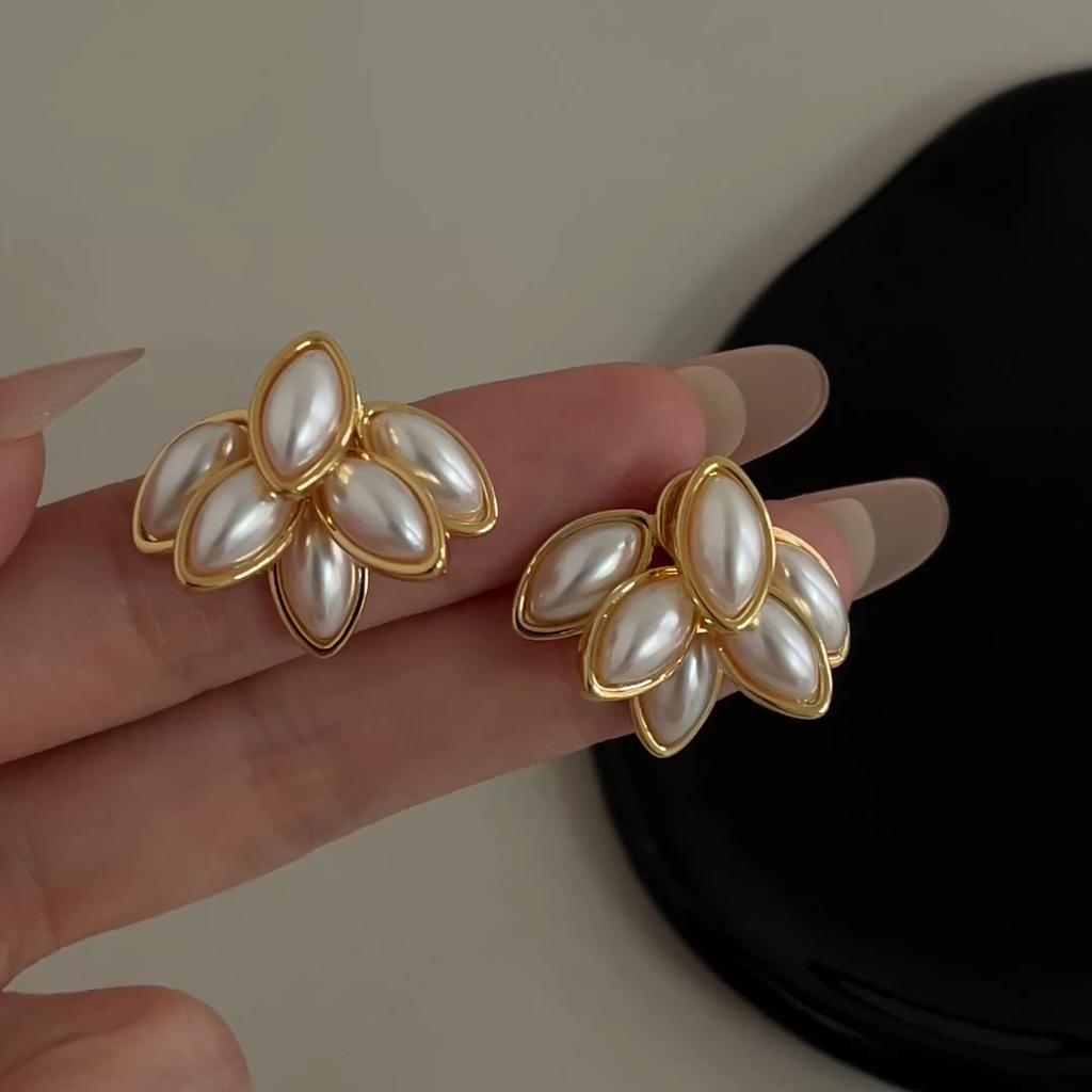 Retro niche gentle pearl stud earrings commuting versatile temperament earrings niche cold noble versatile elegant earrings
