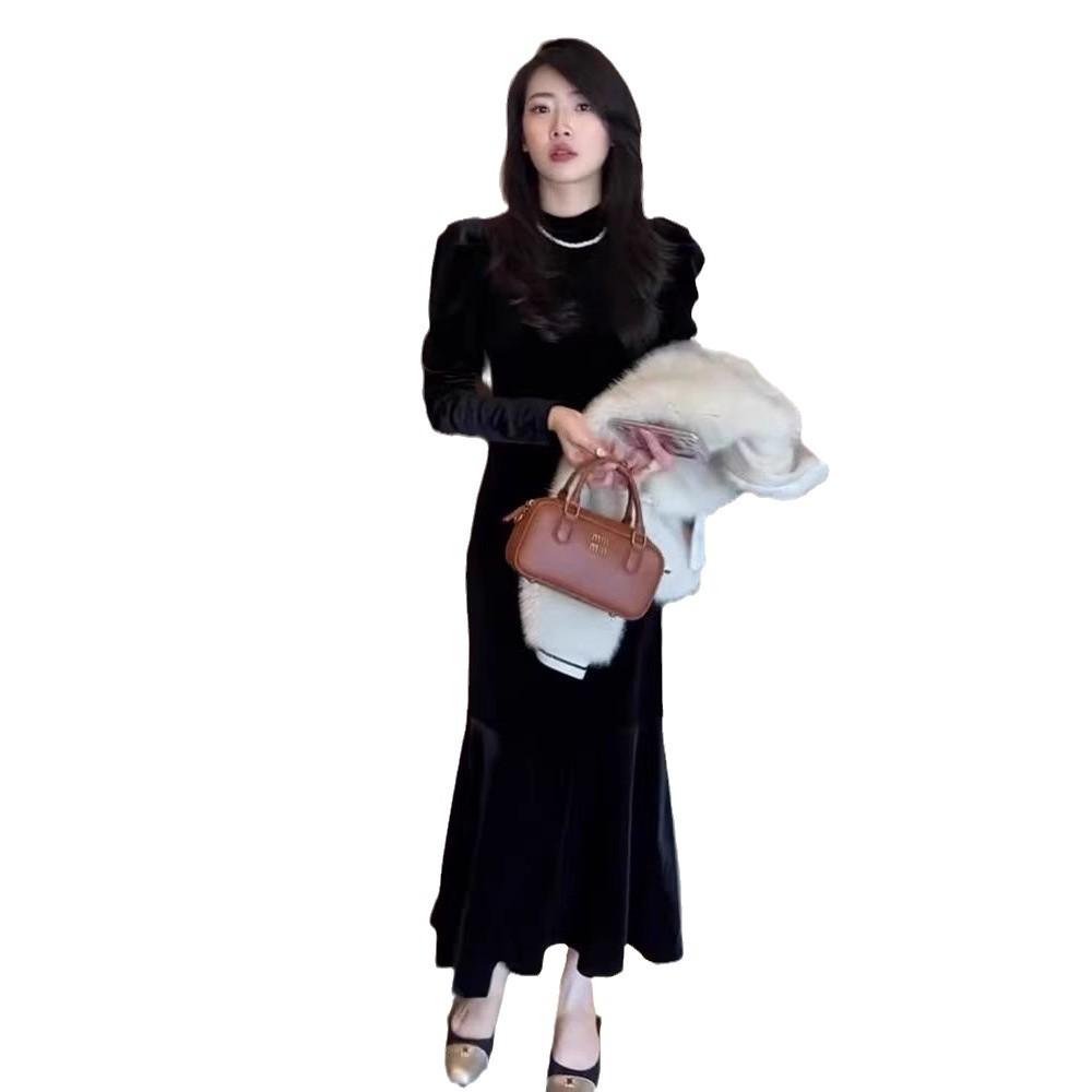 This Year, Beautiful Golden Velvet Dresses Are Popular for Women's Early Autumn New Temperament Slim-fitting Long-sleeved Fishtail Dresses.
