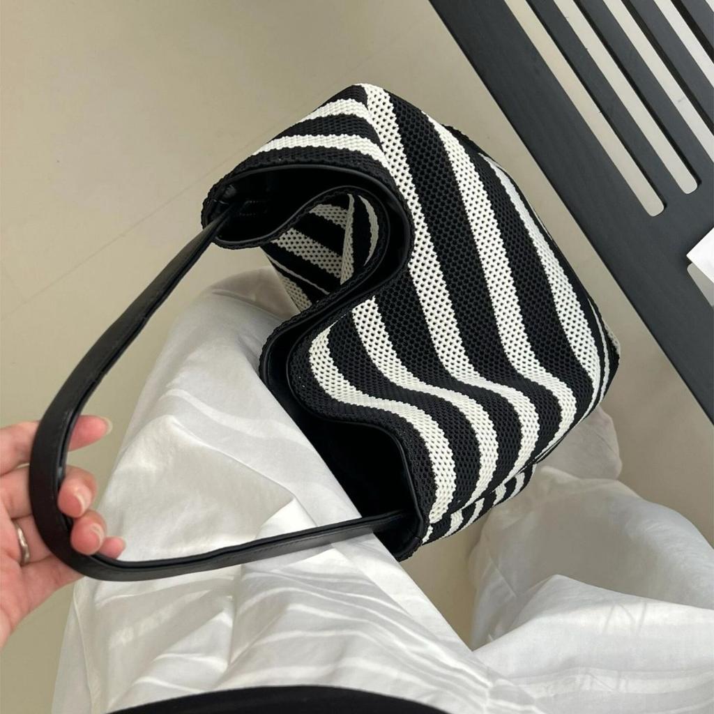 Black and white striped bucket bag women's large-capacity large bag leisure vacation beach bag versatile portable shoulder tote bag