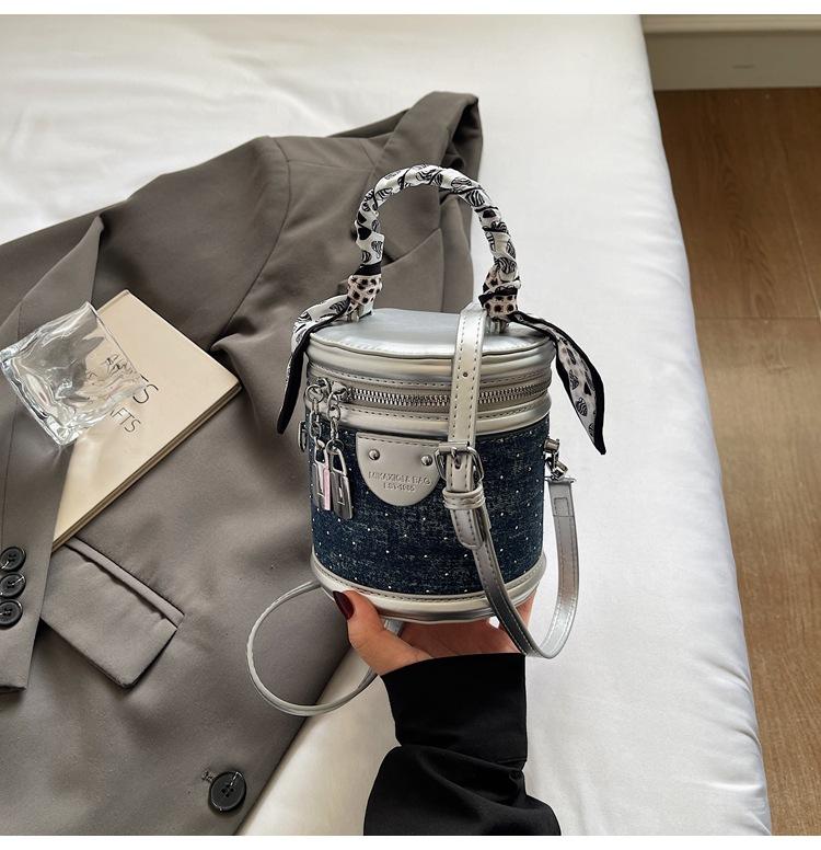 

Premium texture portable bucket bag women s bag 2025 summer new splicing contrasting color shoulder bag commuter messenger bag темно-синього кольору