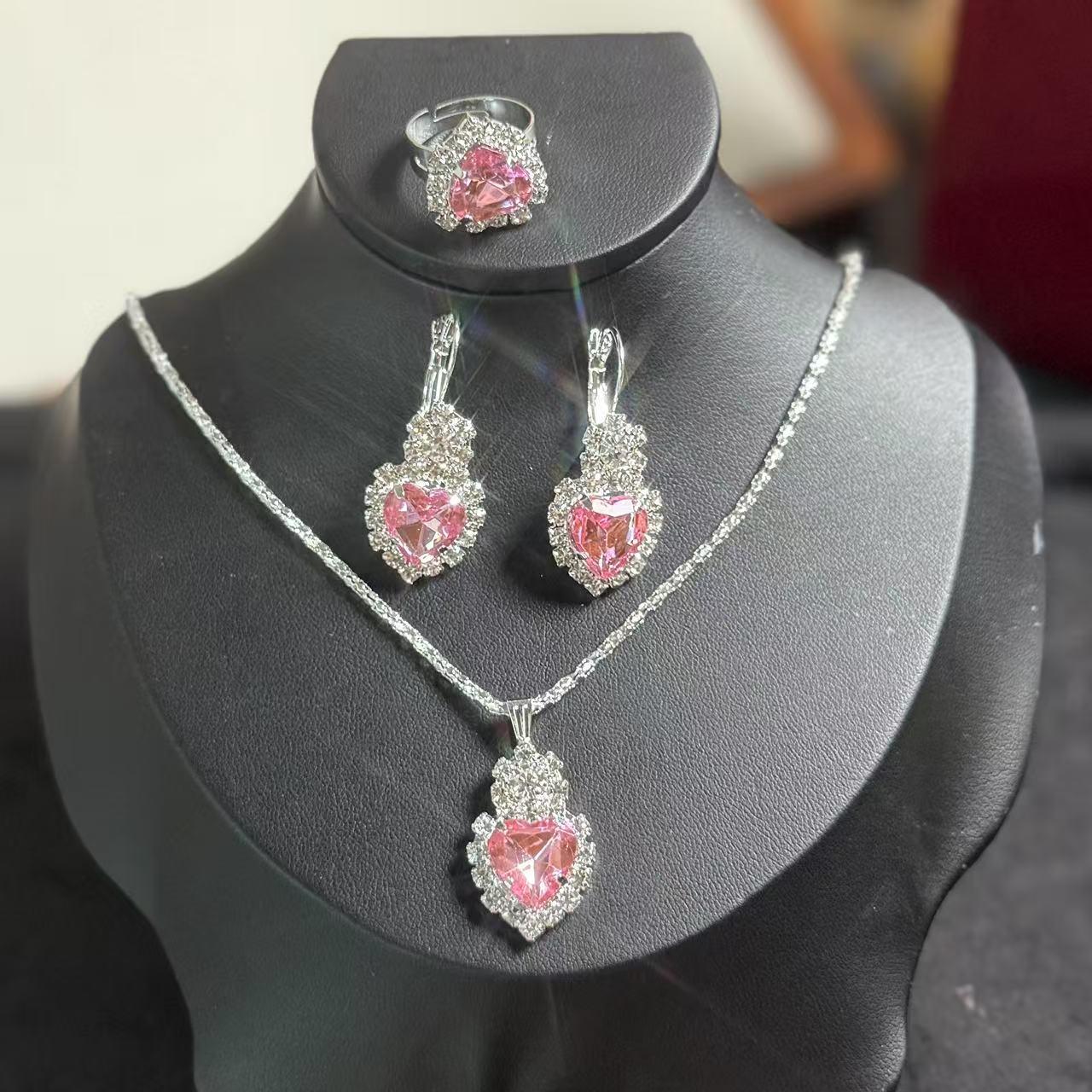 

Европейский и американский набор украшений в форме сердца - ожерелье, серьги и кольцо с бриллиантовой подвеской.