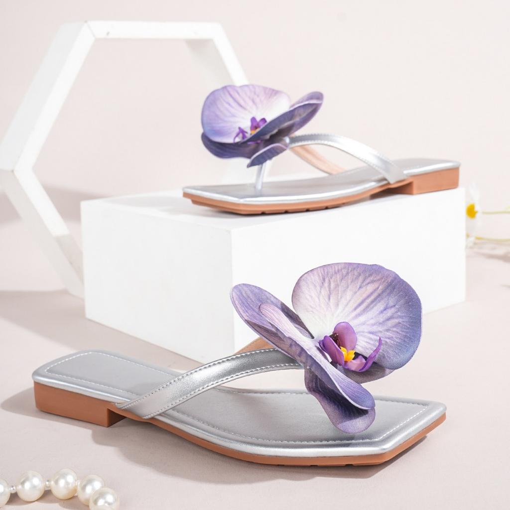 New Luxury Women's Slippers Summer Flower Decoration Trendy Versatile Casual Sandals Flat Bottom Square Head Outdoor Slippers