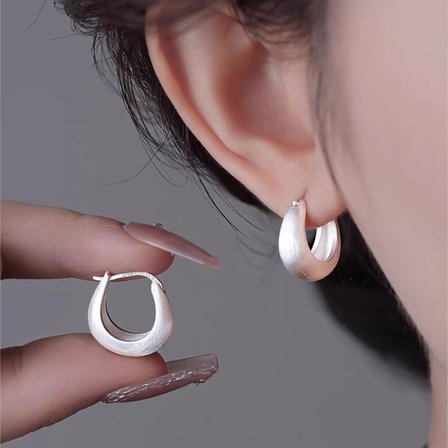 

Матові сережки-кільця з прожилками для жінок, нішевий мінімалістичний вінтажний дизайн, елегантні легкі мінімалістичні кільця, ювелірні вироби