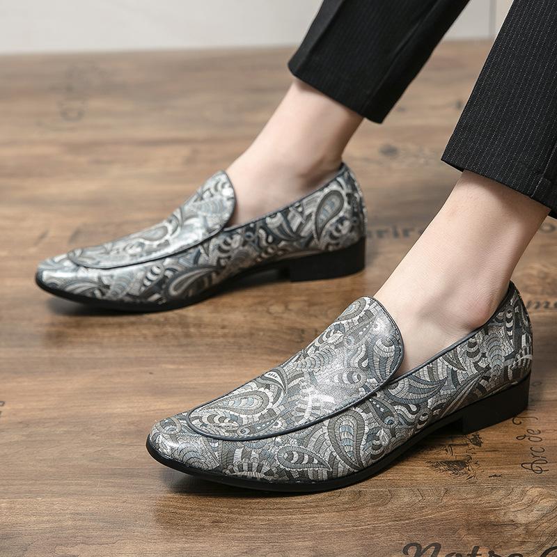 Herrskor stor storlek nya vardagliga läderskor moderiktiga herrskor loafers koreansk version trend enpedal läderskor