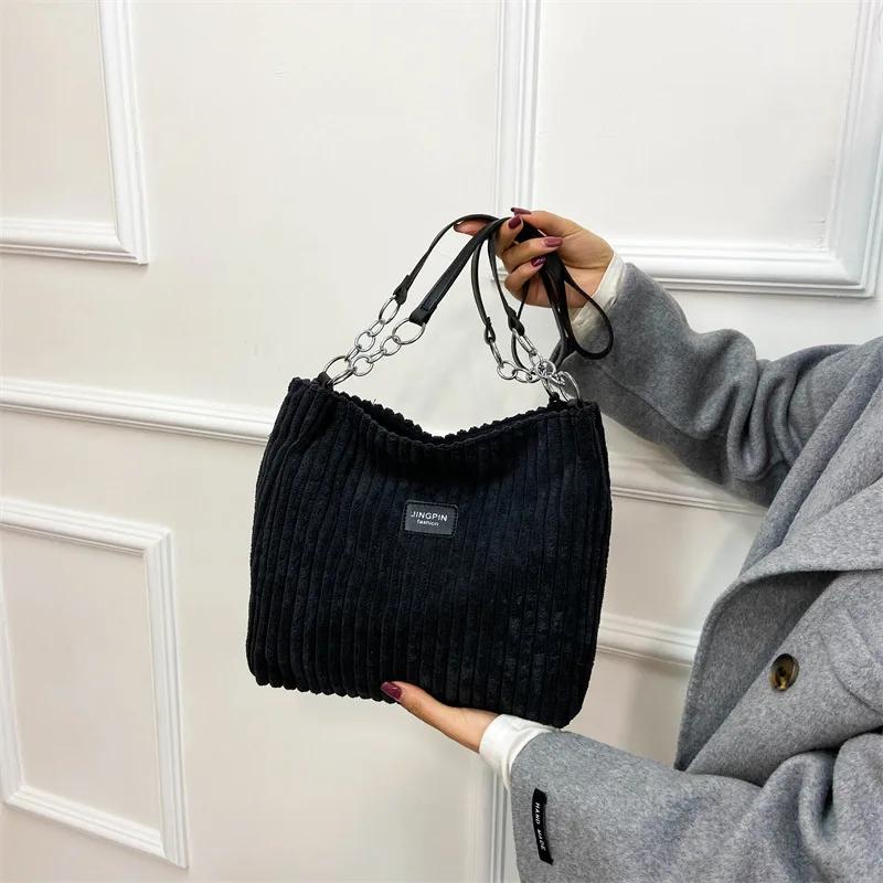 Samt-Schultertasche mit großem Fassungsvermögen für Damen Modische Tasche Monochromatisch Vielseitig Wechsler Luxus Brandneu