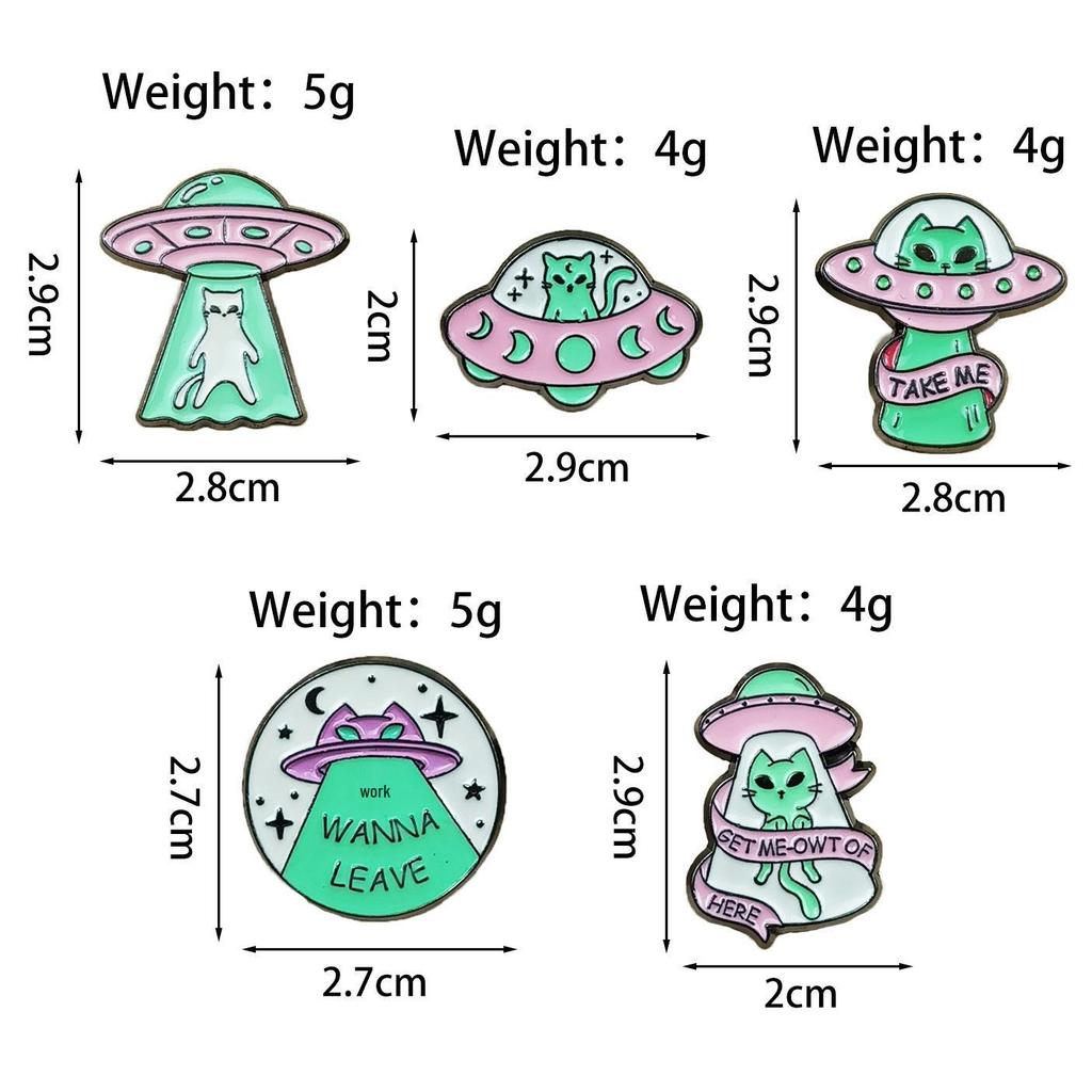 Creative Alien Cat Spaceship Brooch: Cute Outer Space Alloy Badge for Clothes and Bags.