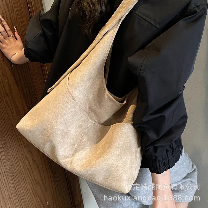 Frosted retro bag women's large-capacity 2025 new autumn and winter shoulder child and mother bag texture commuter tote bag