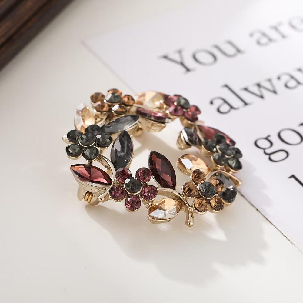 Zarif Kristal Çiçek Broşu: Ceketler ve Hırkalar İçin Zarif Kadın Broşu