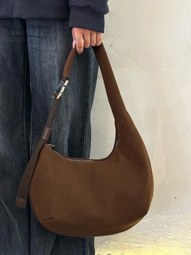 

Корейская ретро замшевая сумка-полумесяц, новая нишевая портативная сумка через плечо высокого класса, вместительная сумка-тоут.