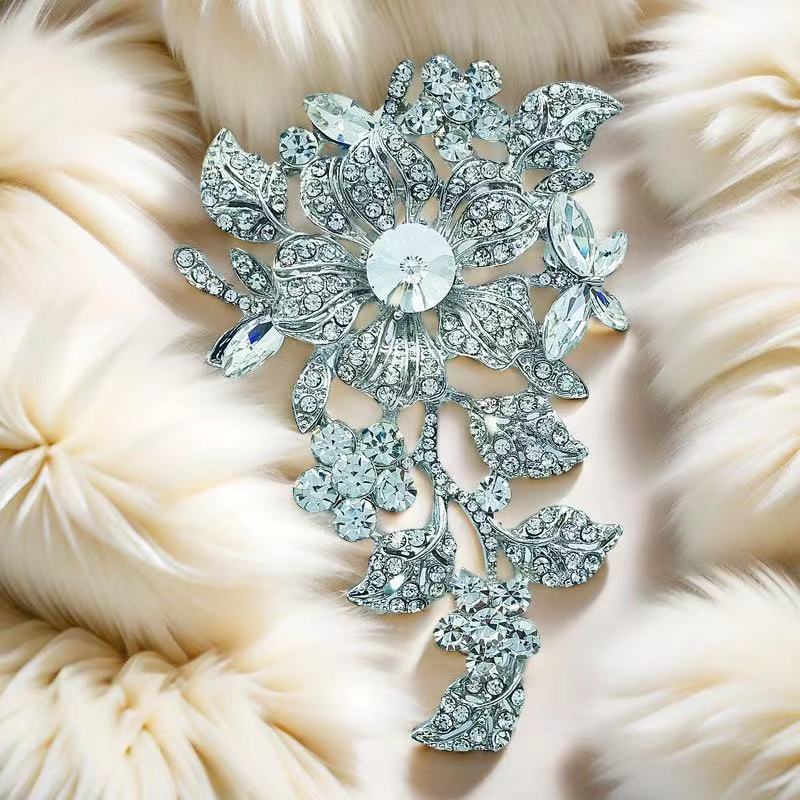 Flower Ladies Brooch Luxury Court Crystal Vintage Temperament Corsage Fashion Versatile Accessories