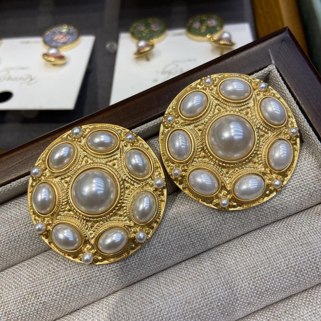 Medieval Vintage Court Style Round Gold Stud Earrings Women'S Retro Earrings Temperament Light Luxury Diamond Earrings