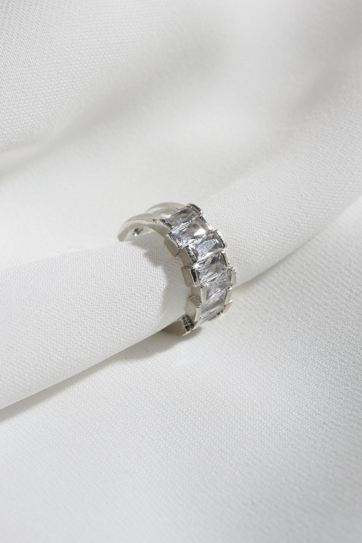 

Серьга из сжатого хряща серебряного цвета с камнем багет