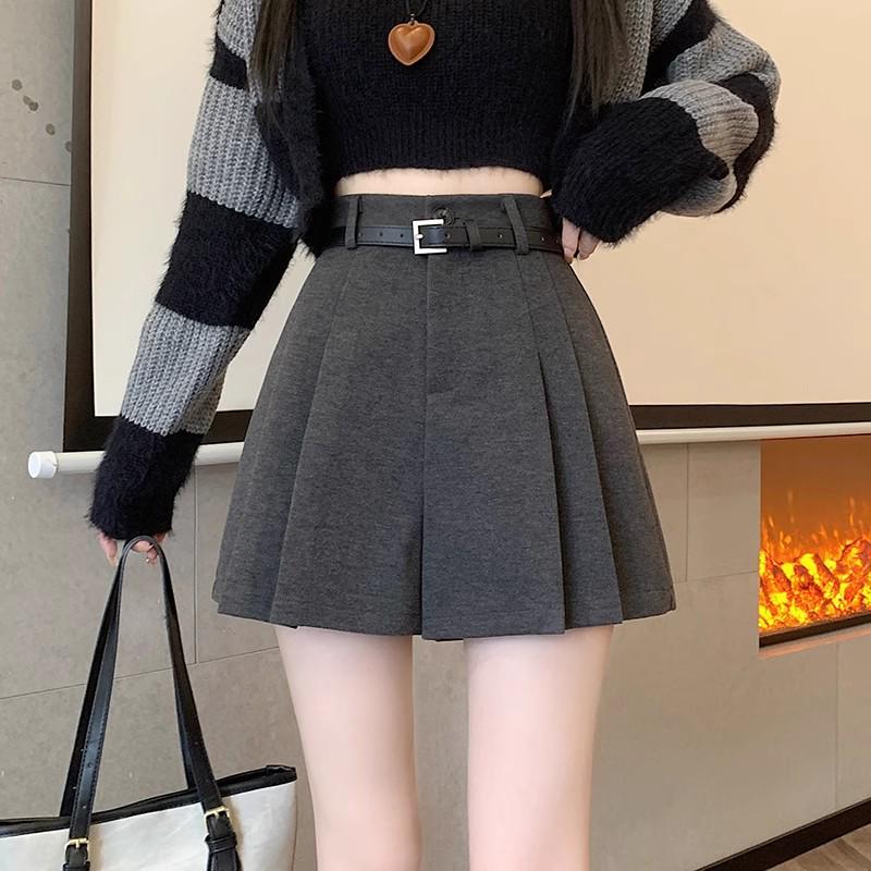 Women's Khaki Woolen Pleated High-Waist A-line Shorts - Autumn/Winter 2025 Collection