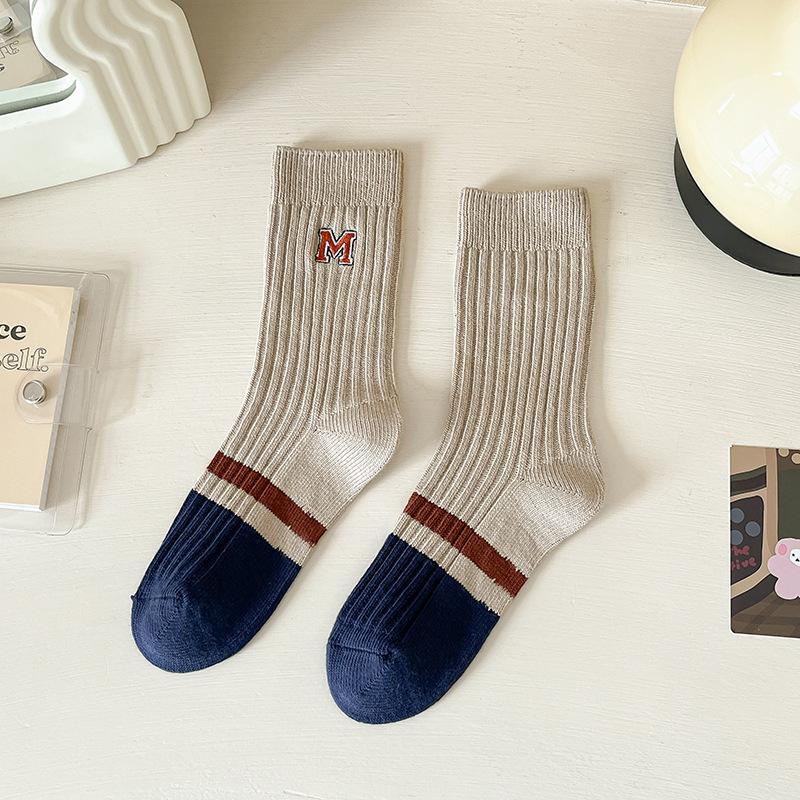 Damen Herbst Winter Verdickte Warme Trend Reine Farbe Baumwolle Buchstabenstickerei In der Röhre Frotteesocken