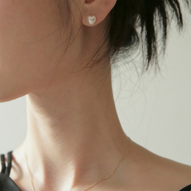 modernlike 14k aurora heart pearl earrings