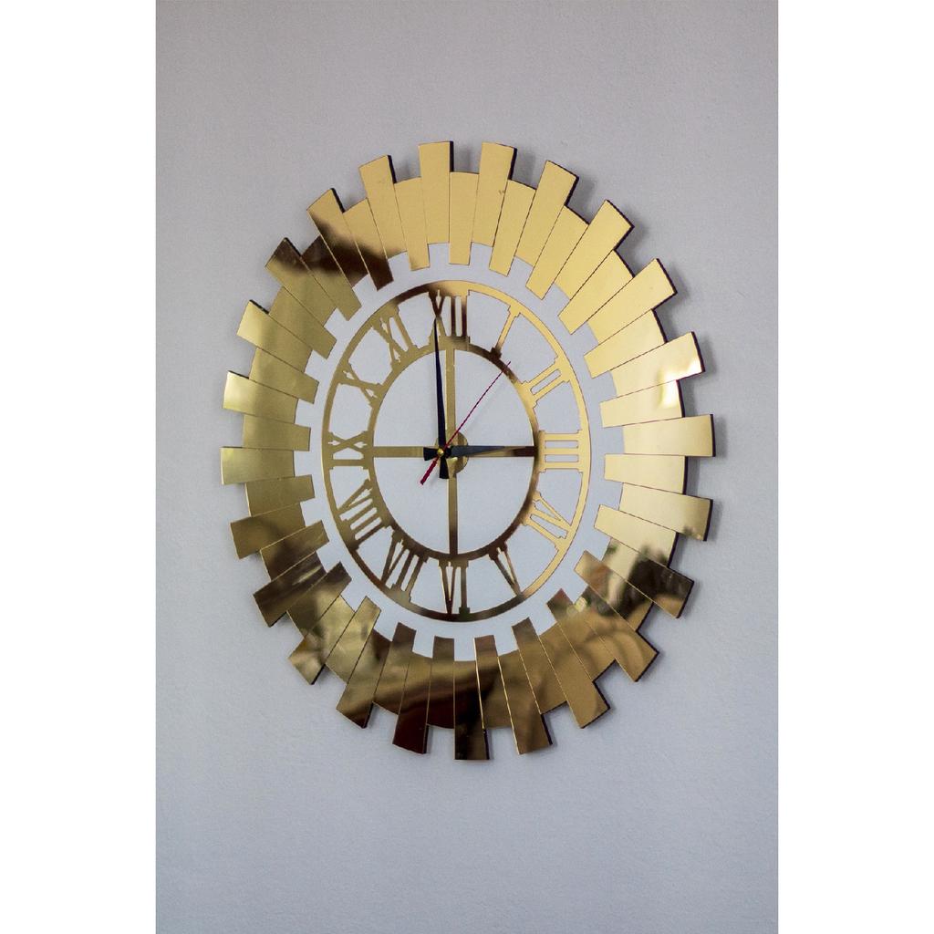 Große dekorative Wanduhr 50 x 50 cm, stilvolle römische Ziffern, doppelschichtig, Gold auf weißem MDF, verspiegeltes Plexiglas