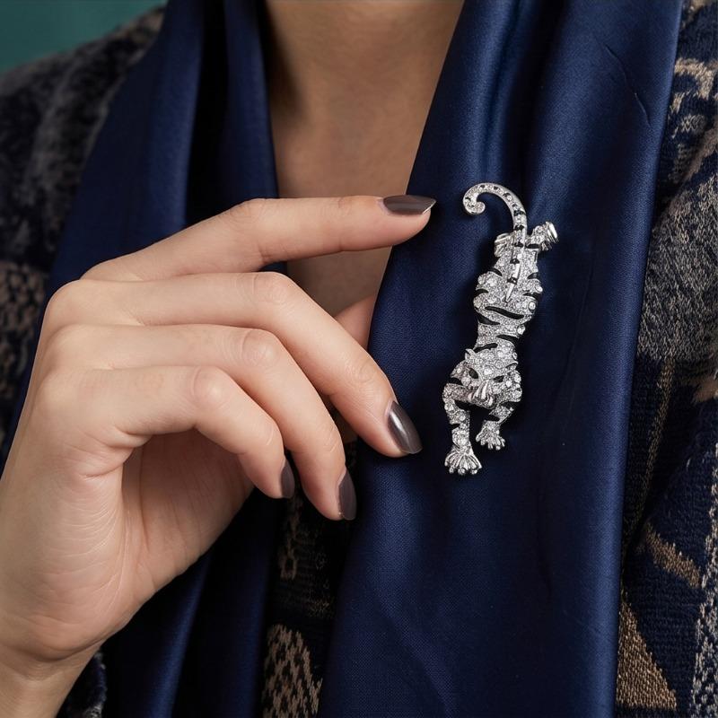 1PC Blazer Tiger Brooch Corsage Fixed Collar Pin Jewelry Metal Animal High-end Accessories Tiger Brooch