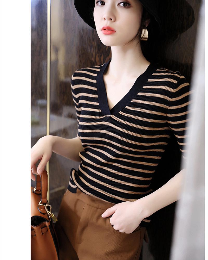 

Женский полосатый трикотажный топ с V-образным вырезом и короткими рукавами для весны/лета Medium чёрный