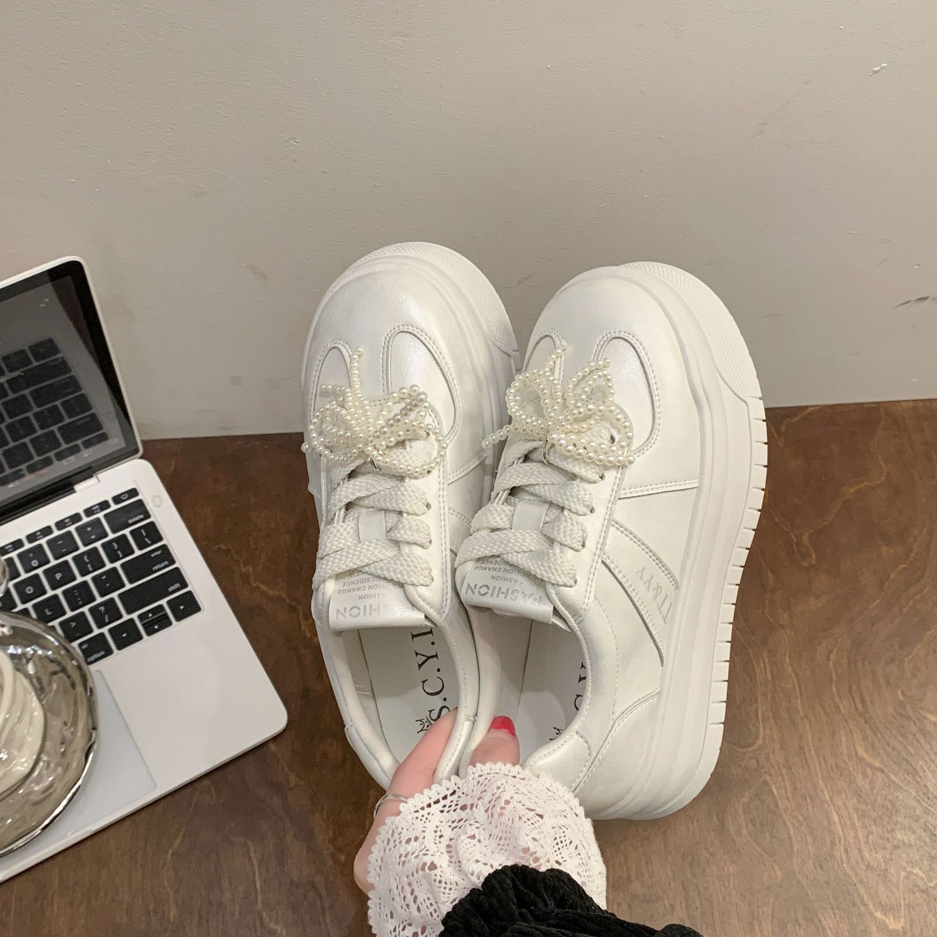 

Маленькие белые туфли на толстой подошве для женщин весна-осень 2025 года, новые модели показывают маленькие ноги, удобные туфли для досок увеличивают рост 40