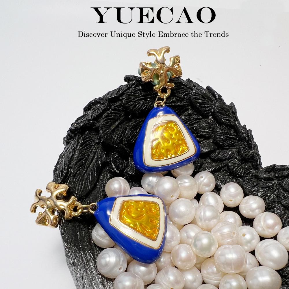 TB Classic Small Handbag with Copper-Plated Gold Enamel Earrings and Ceramic Oil Drop Design