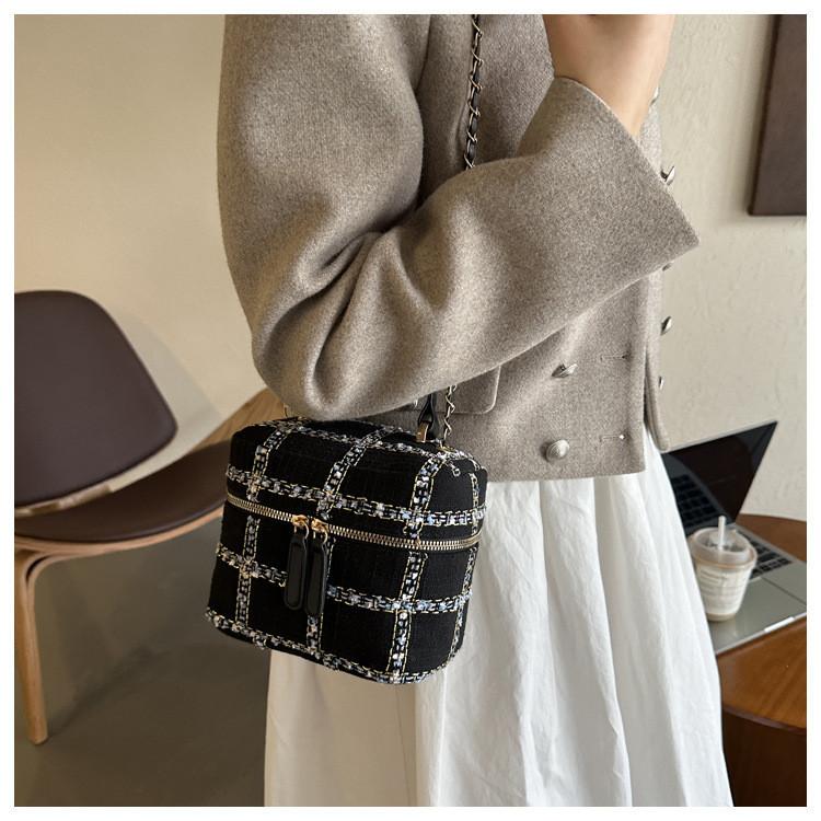 Black And White Pu Street Fashion Bucket Bag For Women With Chain Strap 2023 New Style