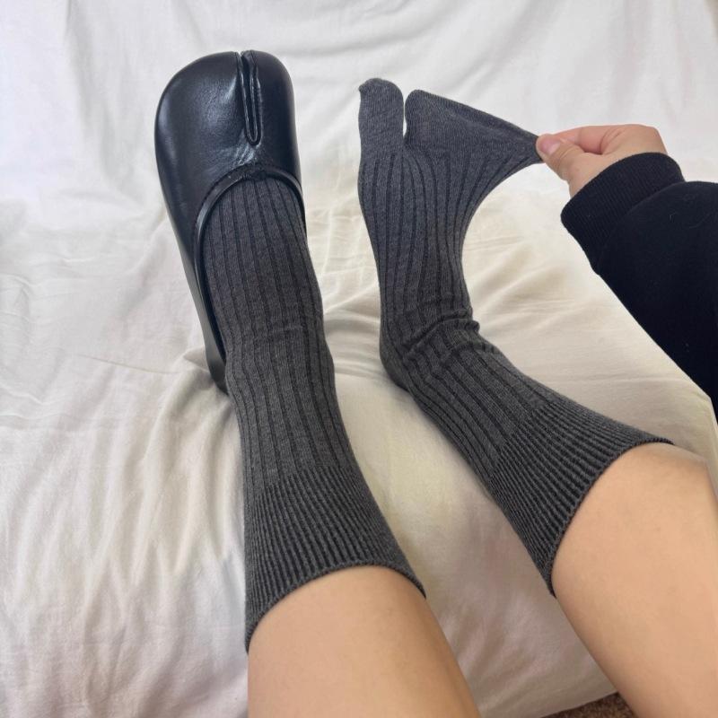 Letnie Buty z Bardzo Pigmentowanymi Podeszwami, z Rozdzielonymi Palcami i Pionowymi Paskami - Naprawdę Bardzo Luksusowe Skarpety Dwupalcowe.