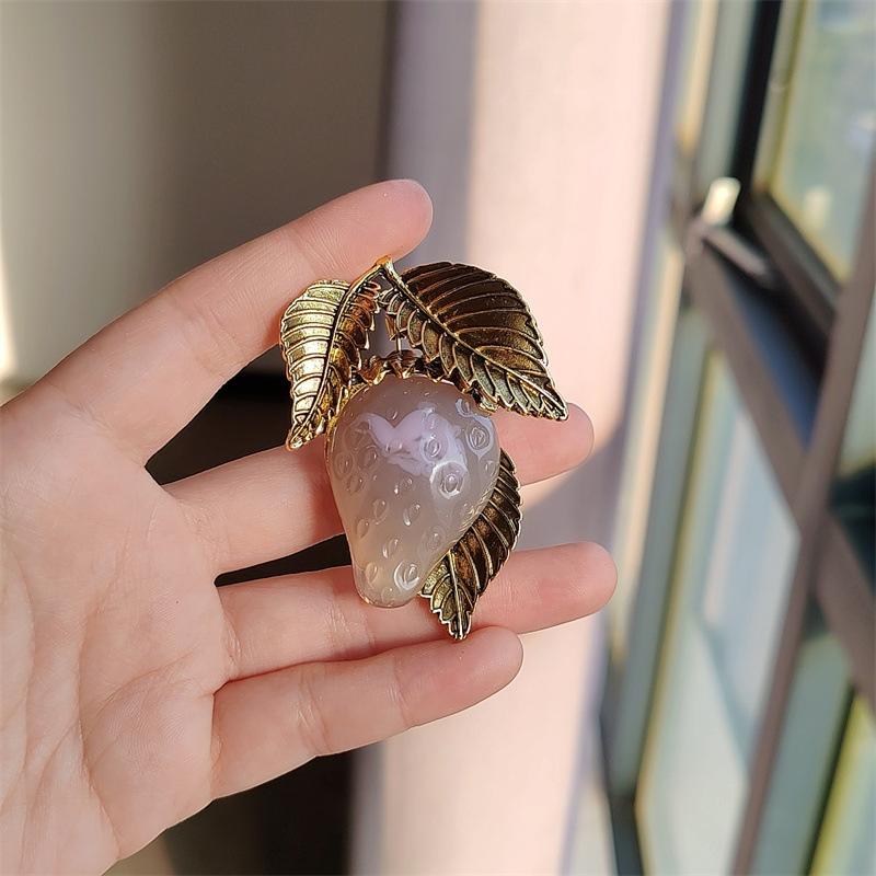 

Креативная брошь из желейной смолы в виде клубники, сладкая брошь-фрукт, аксессуар для женского пальто и куртки