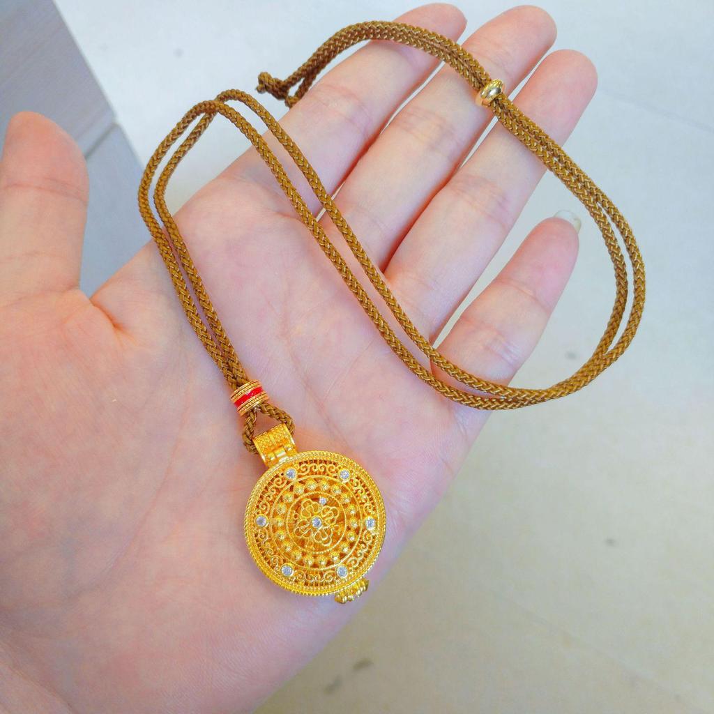 Pendentif Boussole Huit Trésors Point de Forage Ancien Doré - Style Ruyi Chinois Rétro, Pendentif Bouddha Portable.