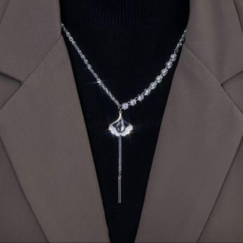 

Niche diamond-encrusted long necklace, personalized trend and unique design, autumn and winter sweater chain, high-end accessories, neck chain.